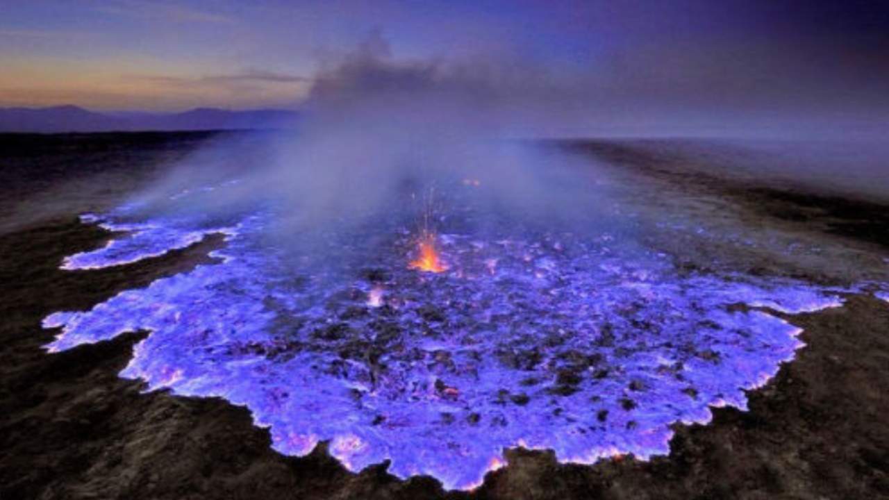 La lava blu del vulcano Kawah Ijen