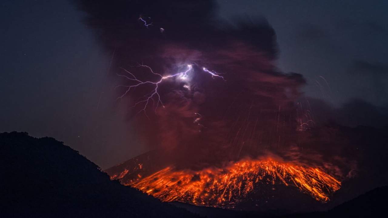 Una scarica di fulmini sul vulcano Sakurajima
