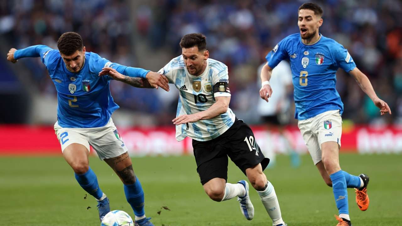 Il giocatore argentino Messi contro la squadra italiana