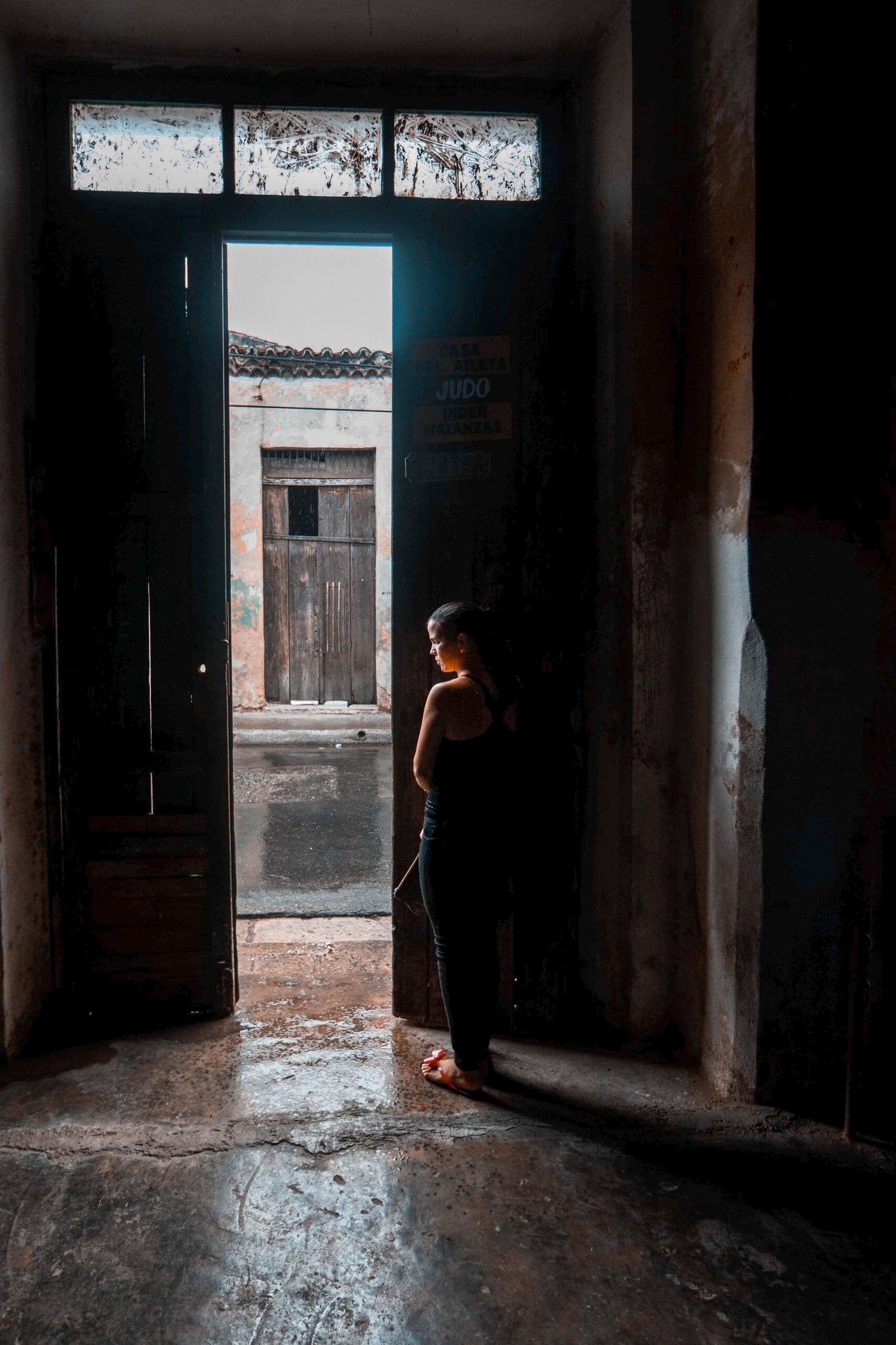 Donna sola di fronte alla porta aperta
