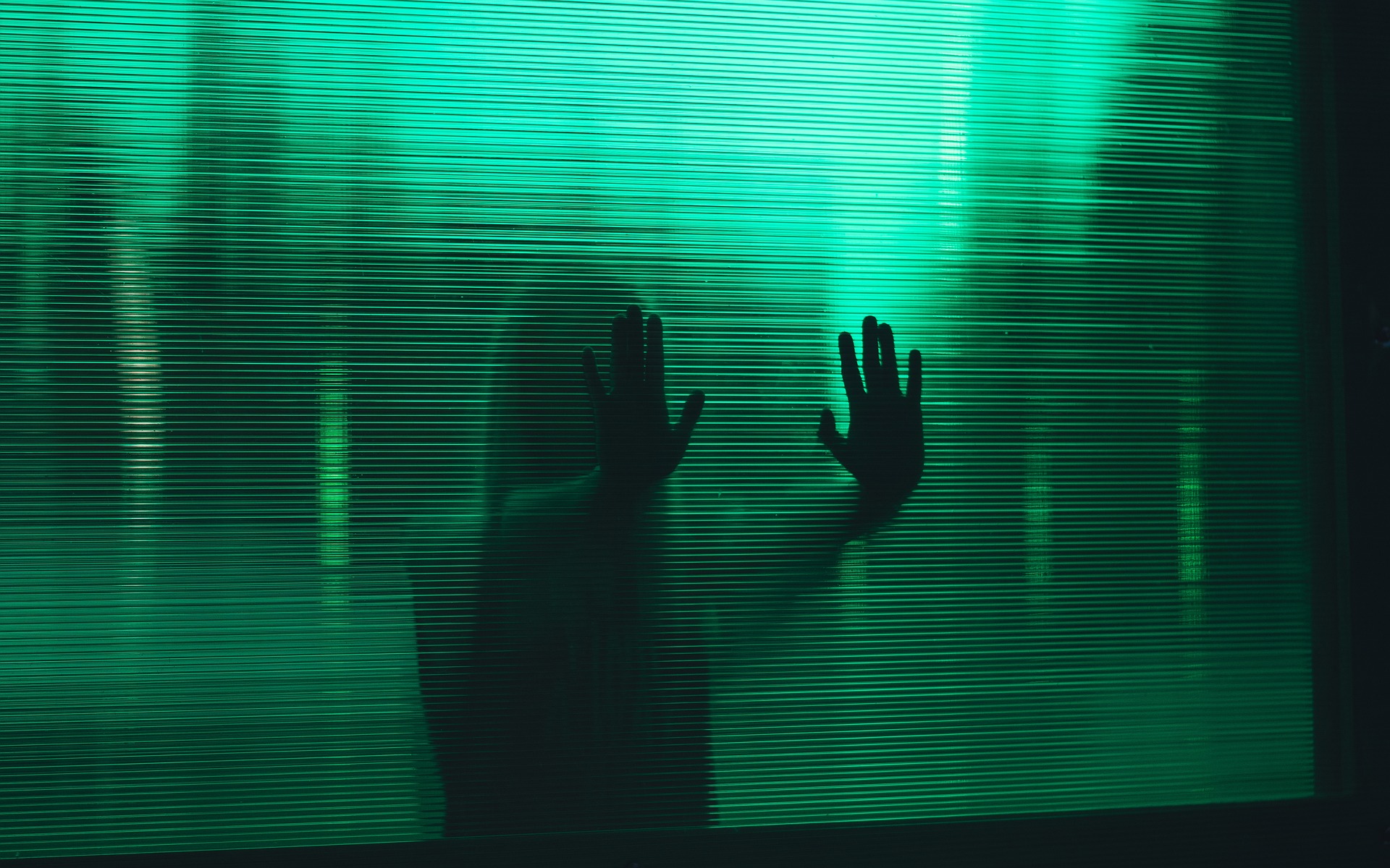 Fantasma dietro parete verde