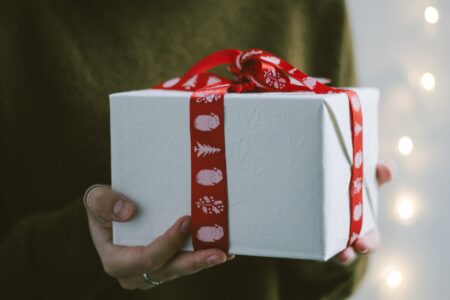 pacco regalo bianco con fiocco rosso