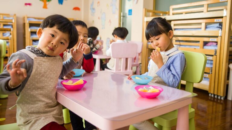 bambini all'asilo che mangiano