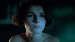 Primo piano di Juliette Binoche in Tre colori: film blu (1993)