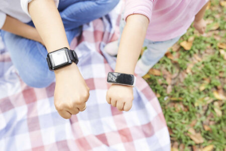 bambini con smartwatch al polso