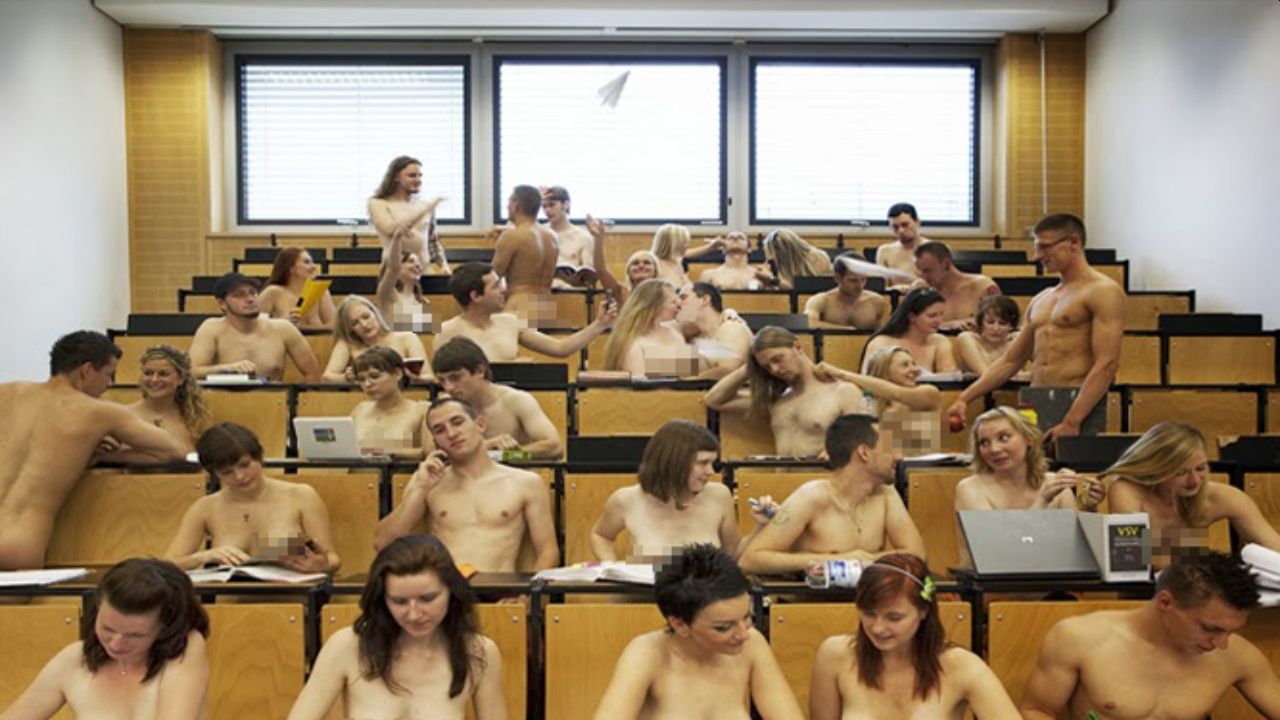 studenti nudi a scuola