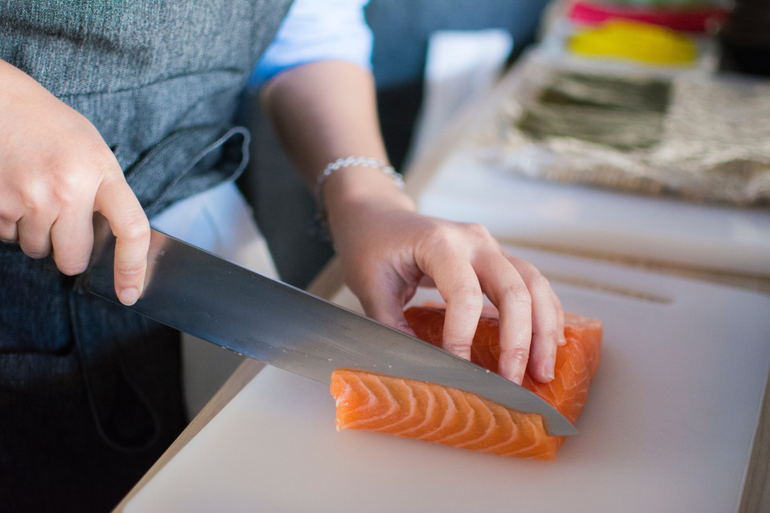cuoca taglia del salmone crudo