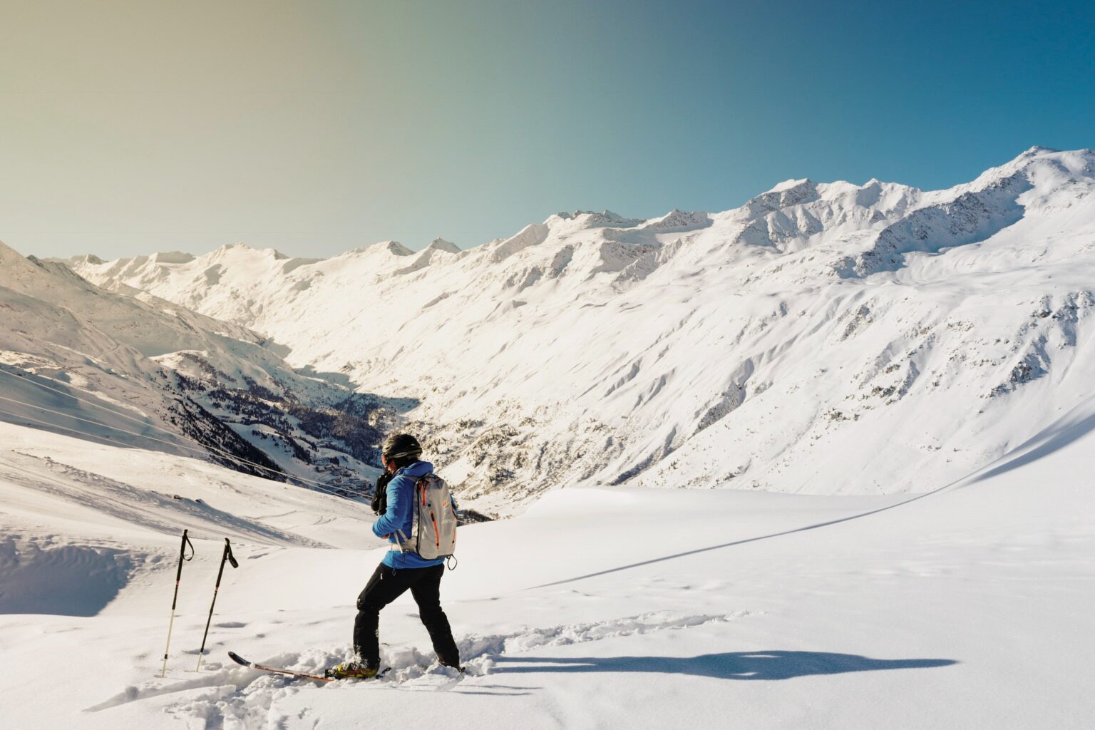 sciatore contempla la montagna