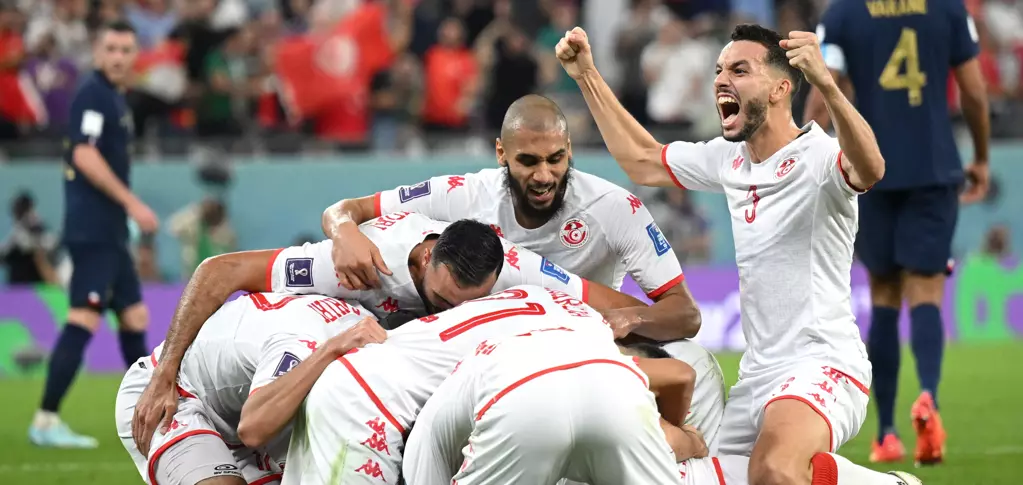 giocatori tunisini esultano per la vittoria contro la Francia