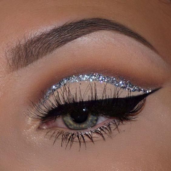 ombretto glitterato color argento con eyeliner nero
