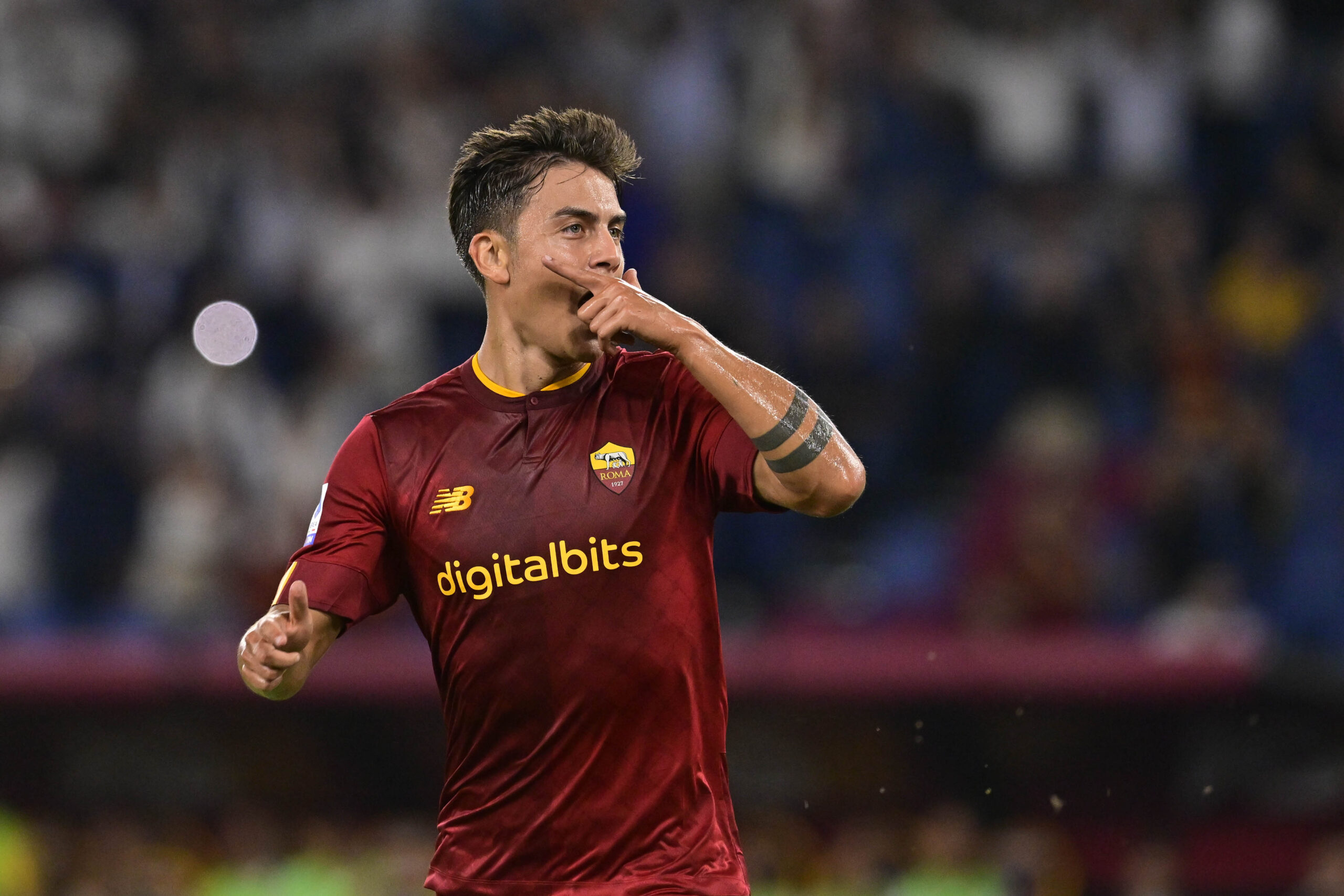 Dybala con la maglia della Roma