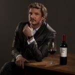 Pedro Pascal con un calice di vino