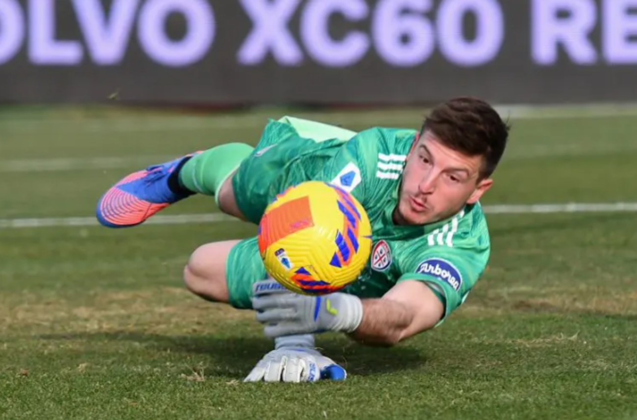 Il portiere del Cagliari Cragno in parata