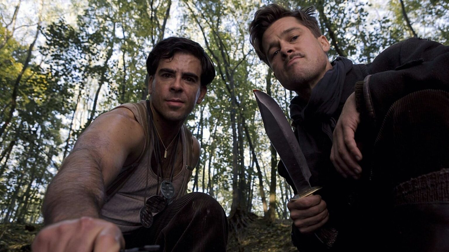 Brad Pitt ed Eli Roth inquadrati dal basso in Bastardi senza gloria