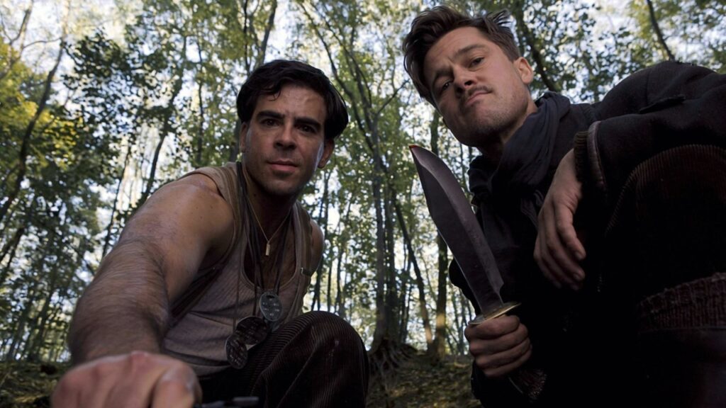 Brad Pitt ed Eli Roth inquadrati dal basso in Bastardi senza gloria