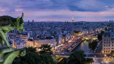vista di Parigi di sera