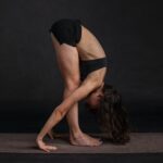 ragazza che fa yoga