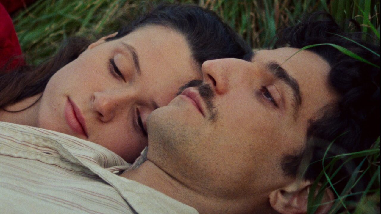 Primo piano di Louis Garrel e Juliette Jouan ne Le vele scarlatte