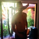 Pedro Pascal sexy con un cappello da cowboy