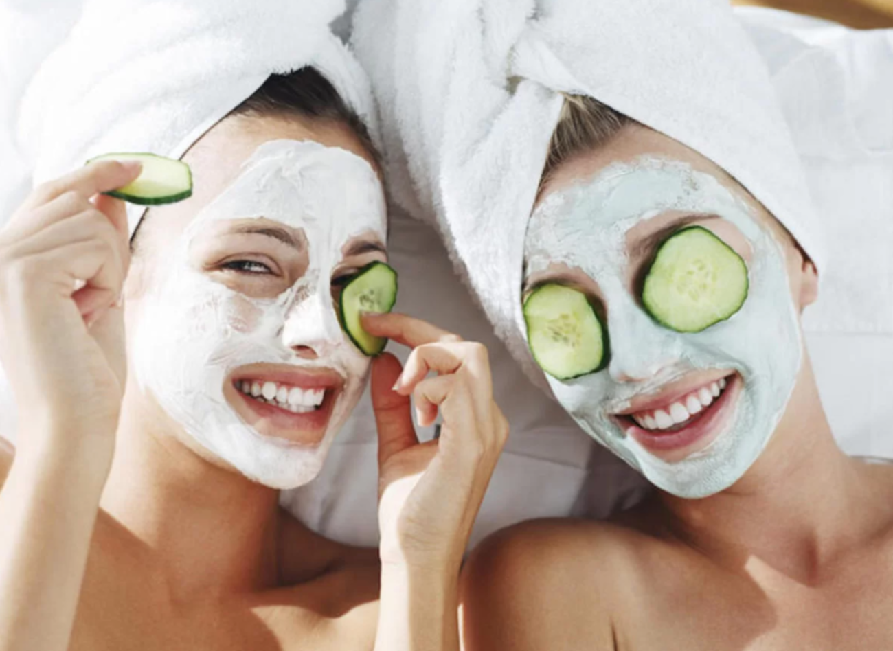 ragazze con maschere per il viso