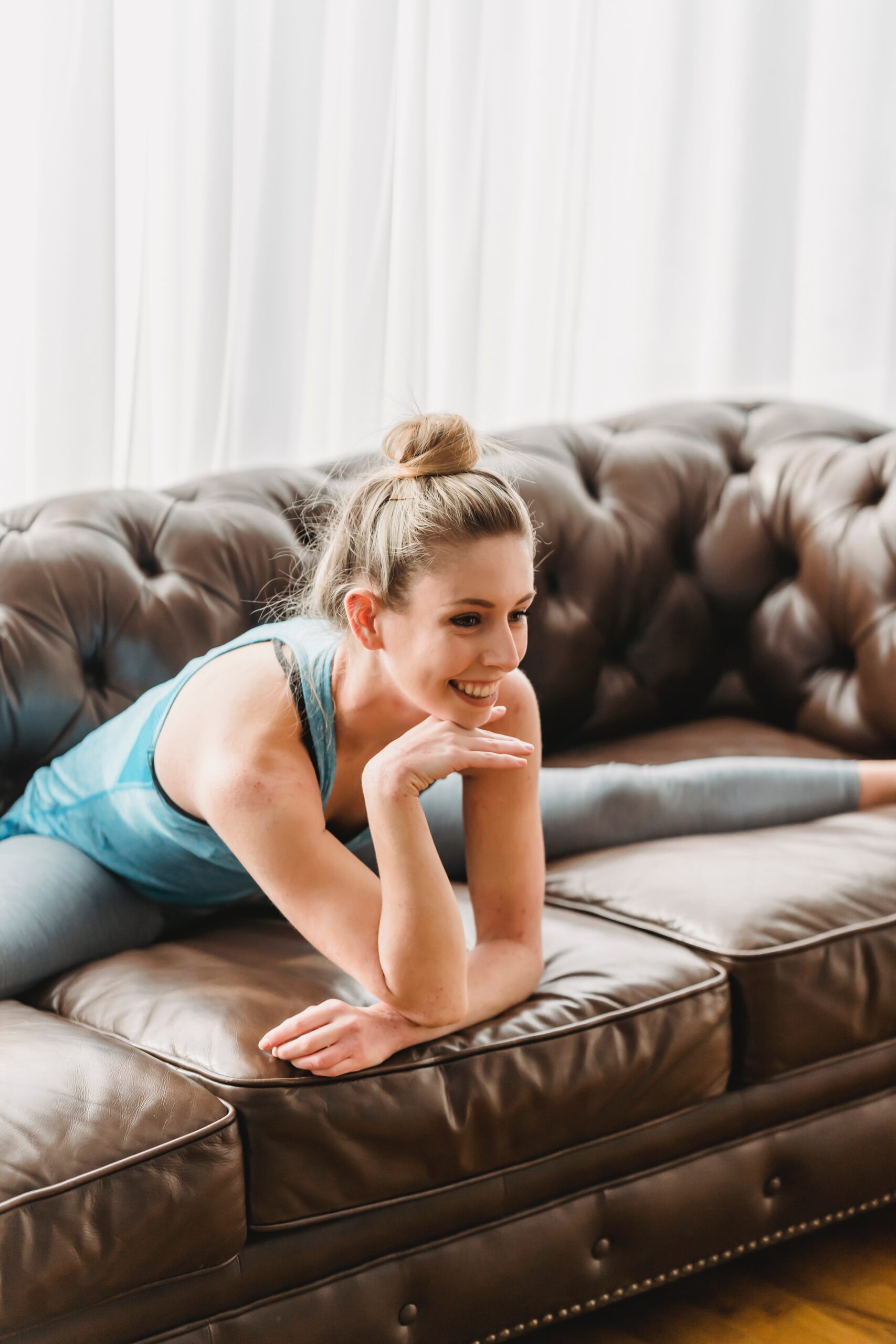donna che fa yoga sul divano