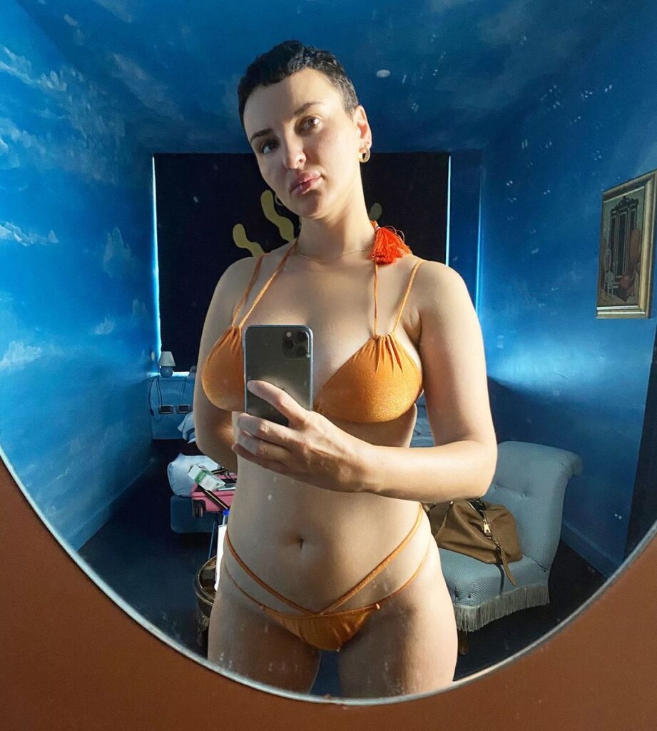 arisa in bikini si fa un selfie