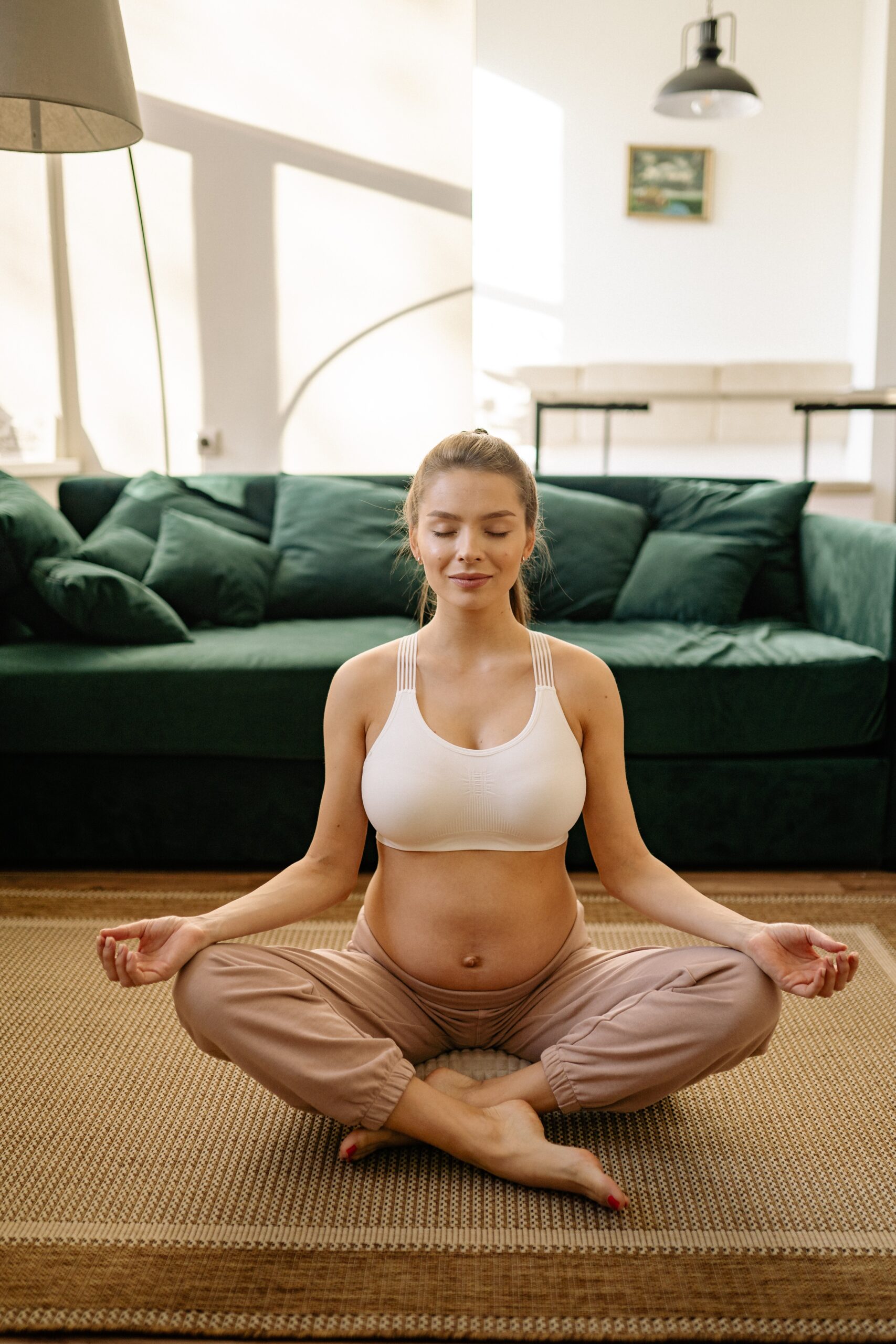 donna in gravidanza che fa yoga