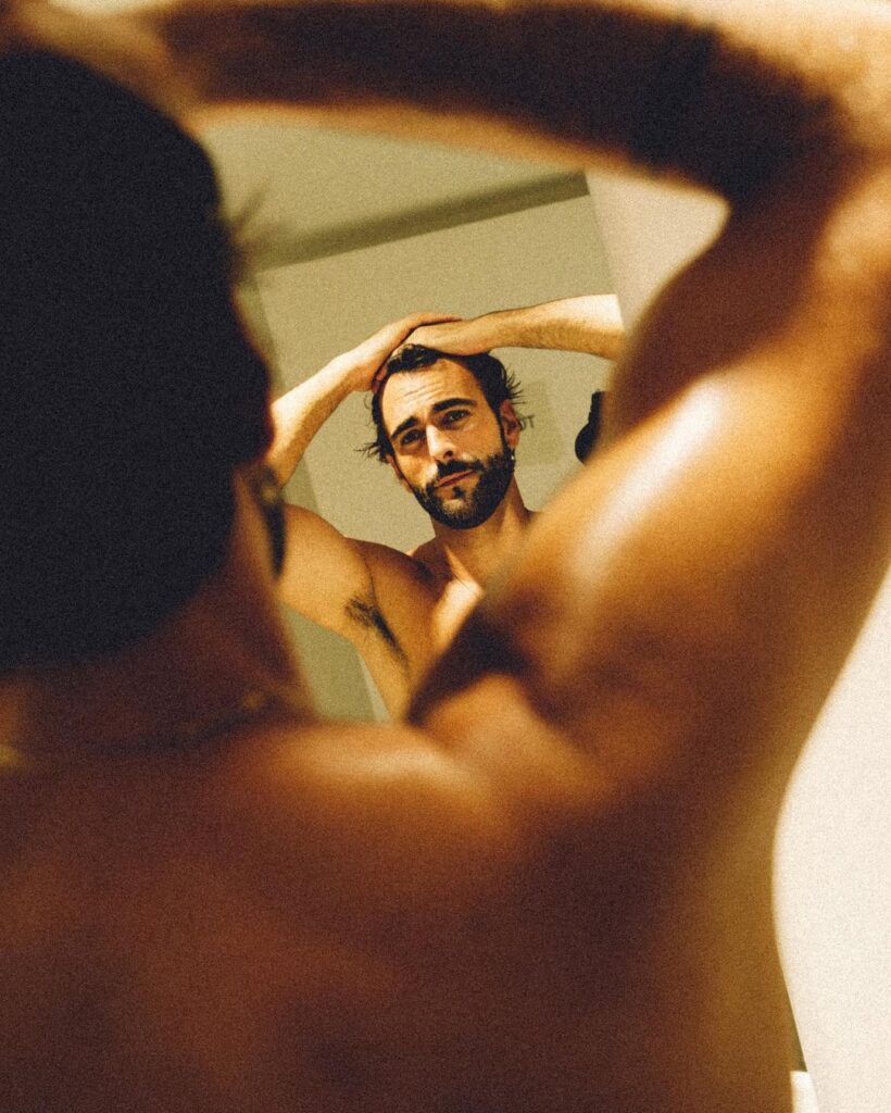 Marco Mengoni nudo allo specchio