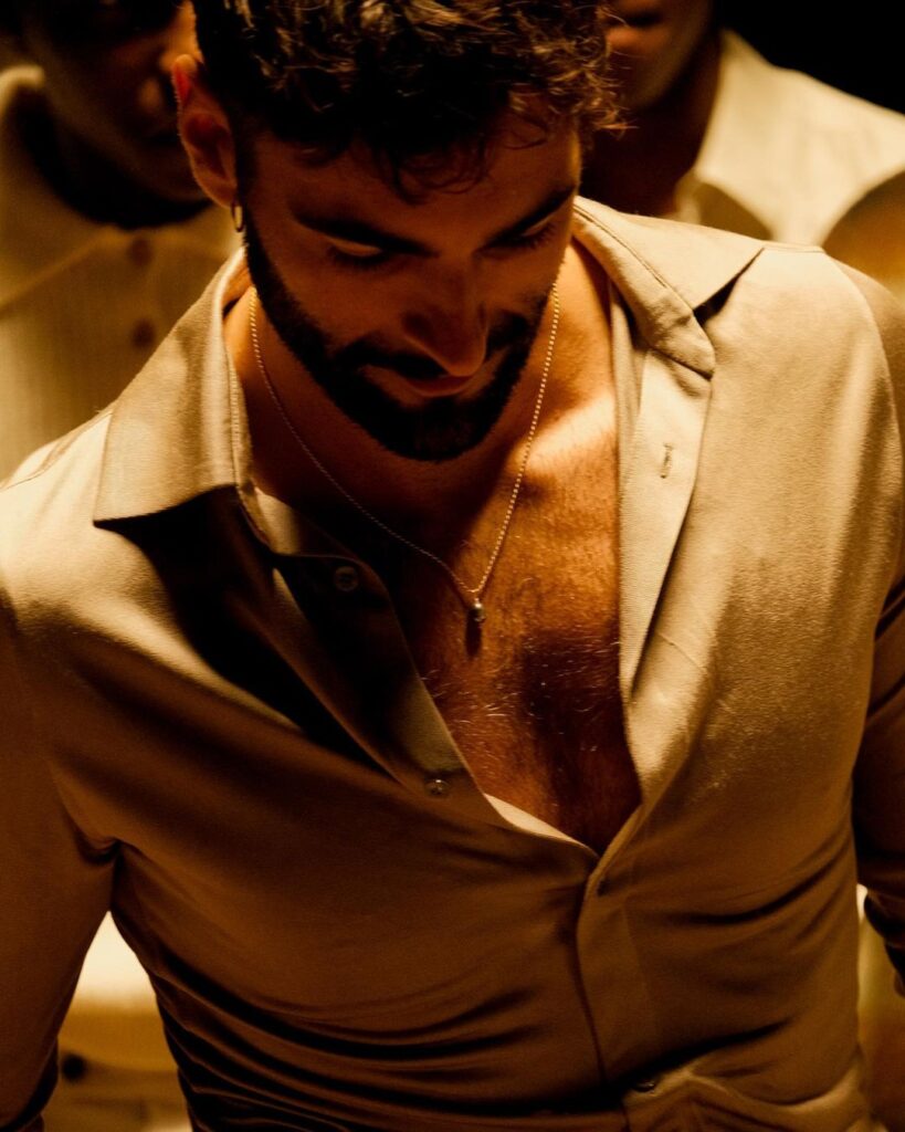 Marco Mengoni hot in camicia aperta