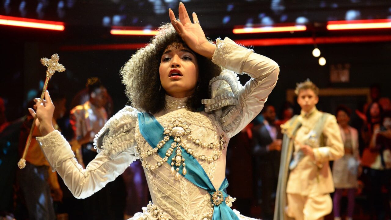 Mezza figura di Indya Moore in una scena di Pose