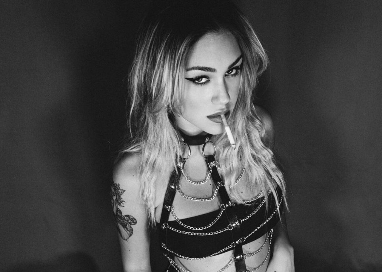 un'immagine di shari in posa sexy