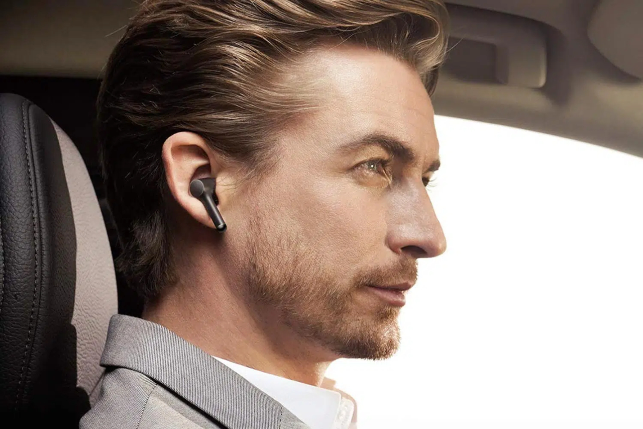 uomo con auricolari Bluetooth