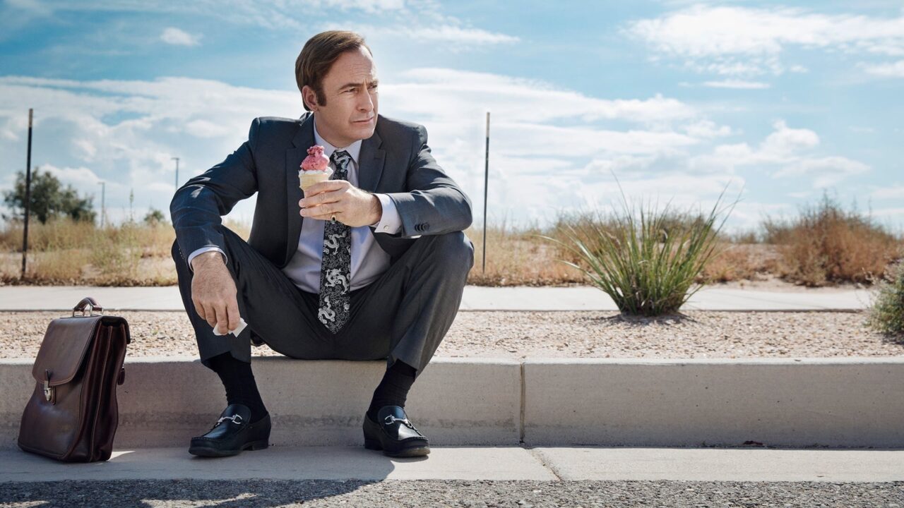 Bob Odenkirk seduto in Better Call Saul