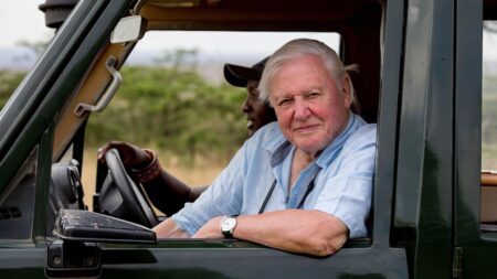 Mezzo primo piano di David Attenborough in David Attenborough: una vita sul nostro pianeta
