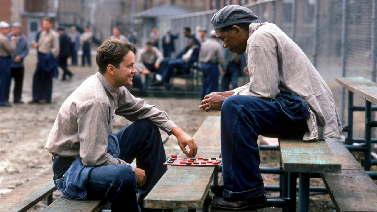 Tim Robbins e Morgan Freeman in una scena de Le ali della libertà