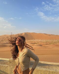 Zendaya con i capelli al vento sul set di Dune Parte 2