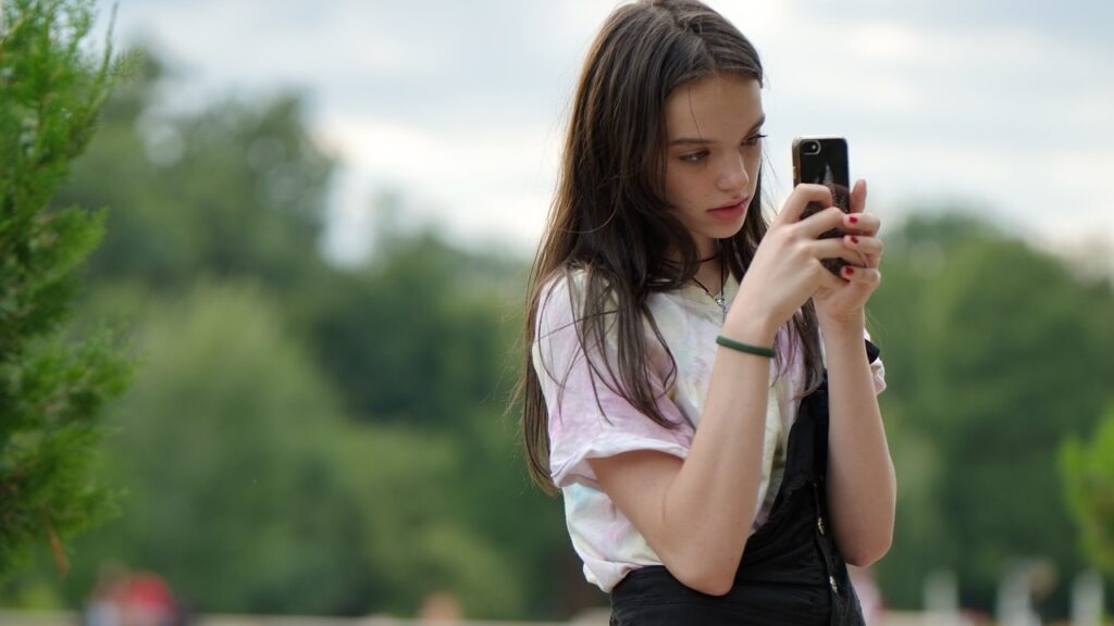 Prendersi una pausa dallo smartphone per 3 giorni cambia il cervello, dice un nuovo studio Prendersi una pausa dallo smartphone per 3 giorni cambia il cervello, dice uno studio