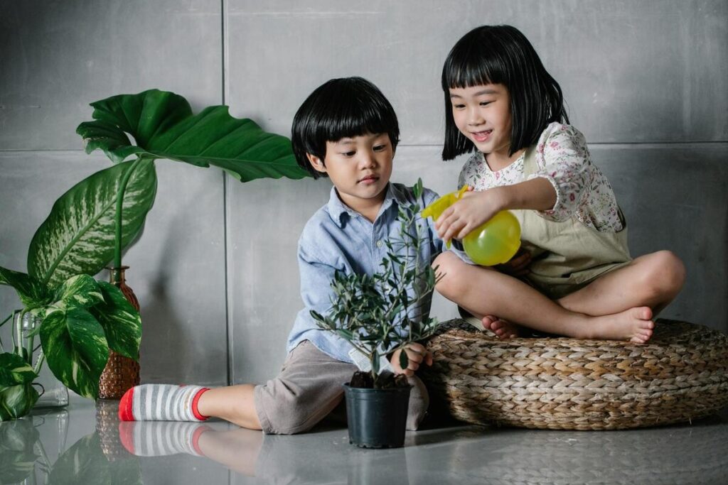 bambini innaffiano piante
