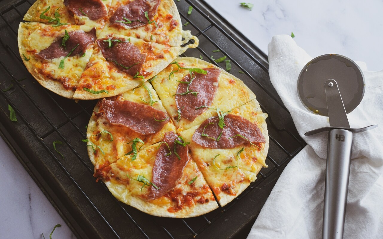 pizza con formaggio in friggitrice ad aria - Unsplash (https://ilmeglioditutto.it/)