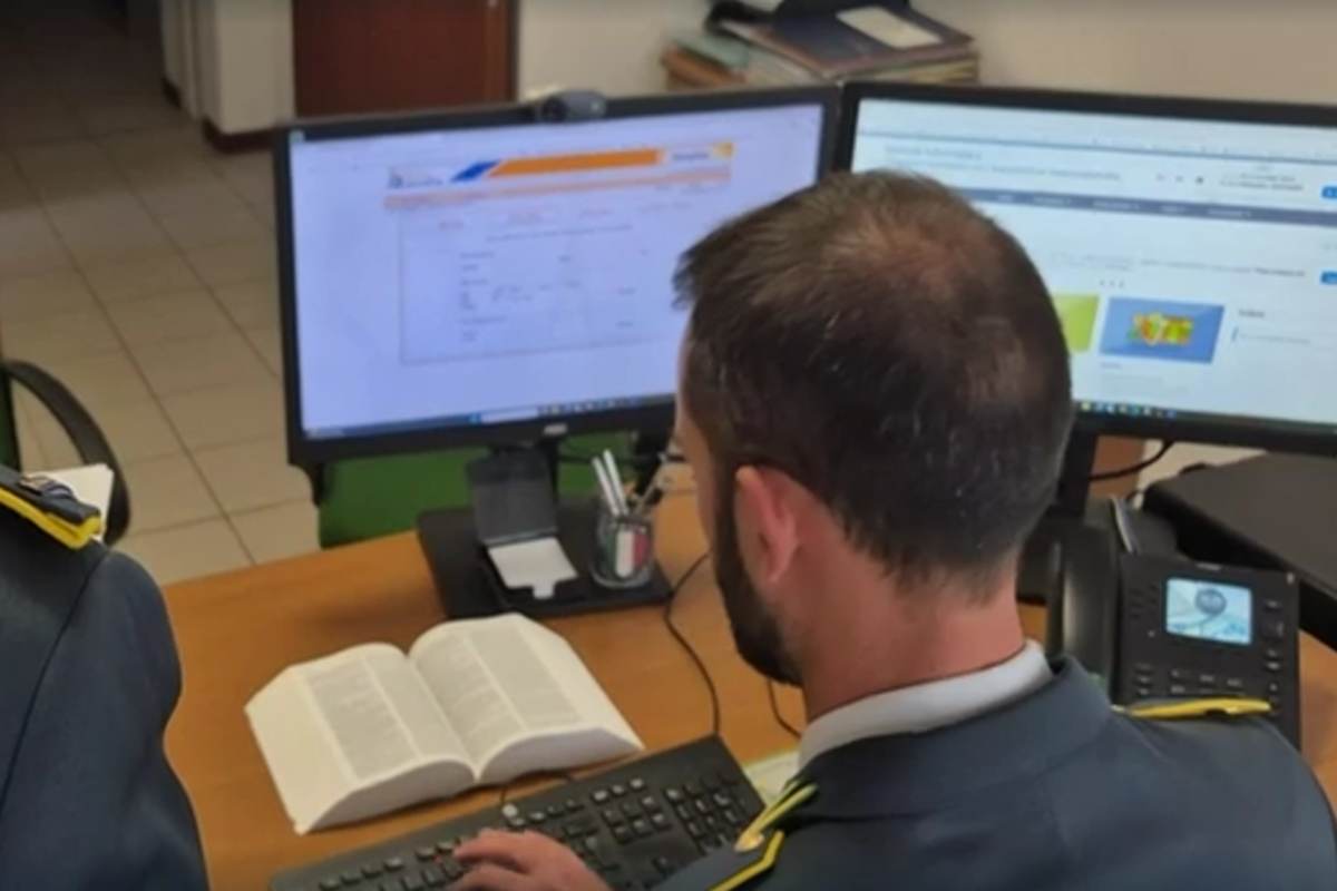 un finanziere in ufficio