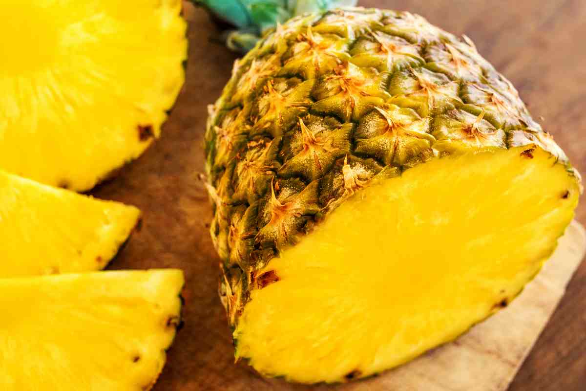 mezzo ananas e a fette