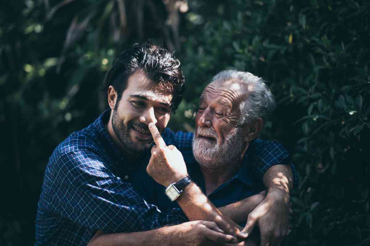 padre e figlio si abbracciano