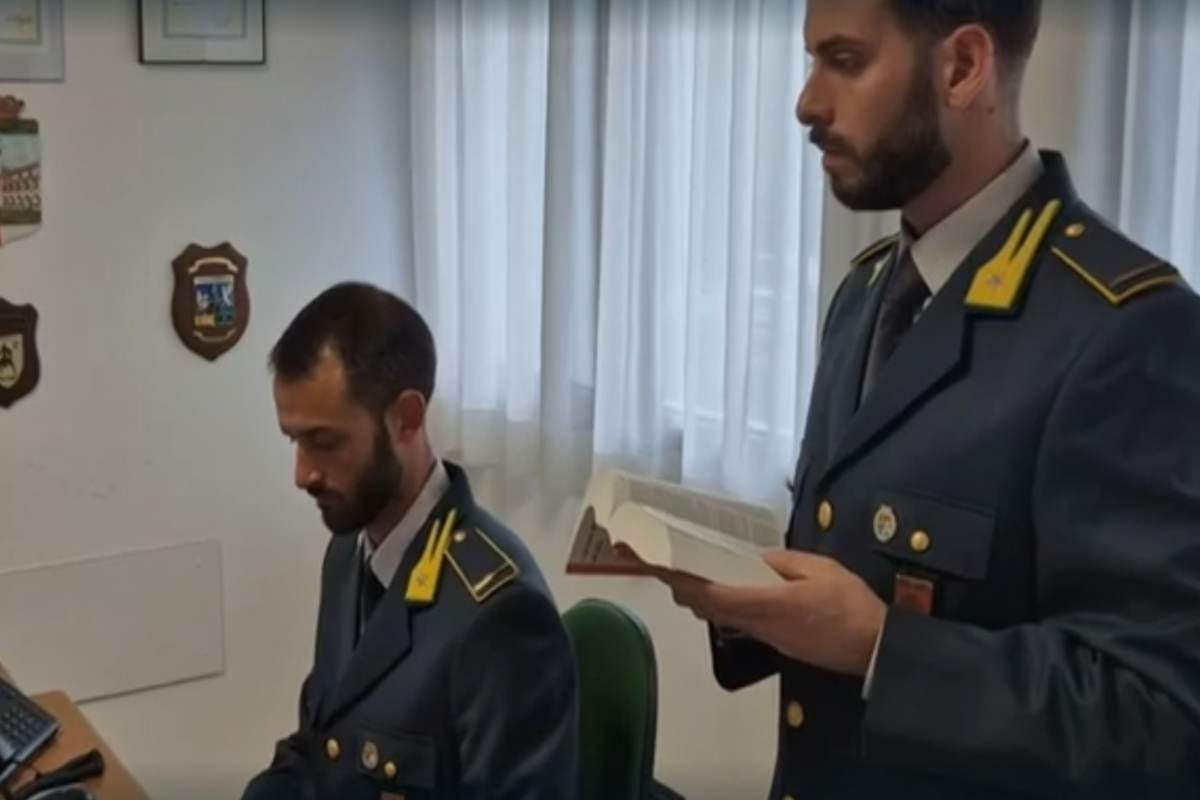 Guardia di finanza in ufficio