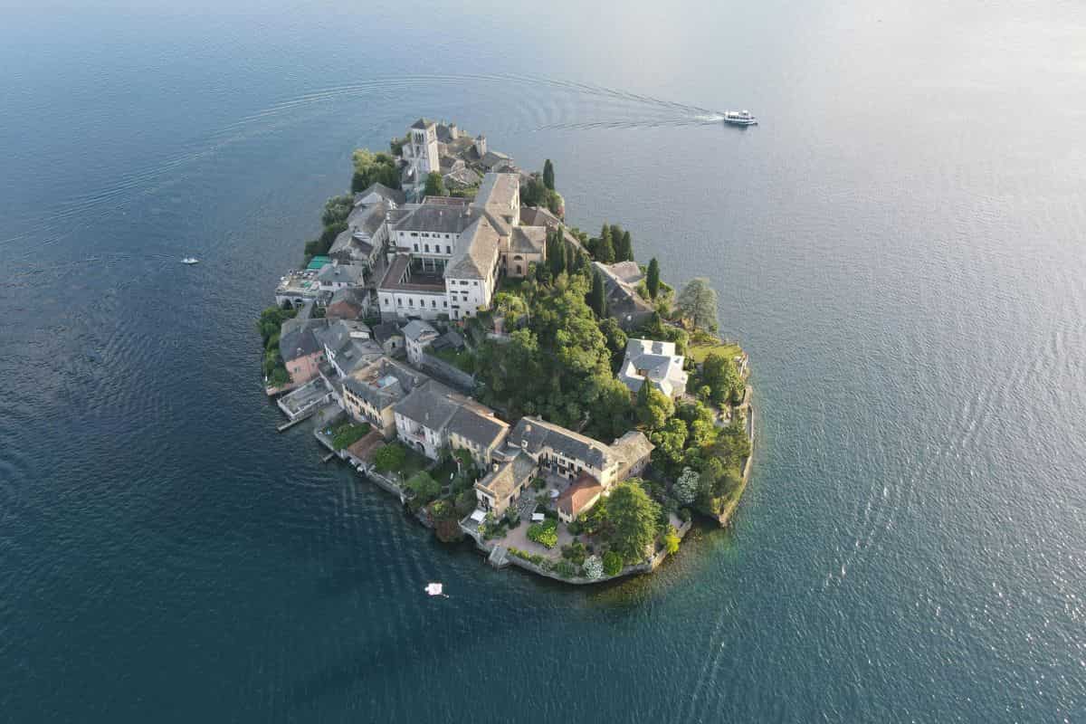 l’Isola di San Giulio immagine dall'alto