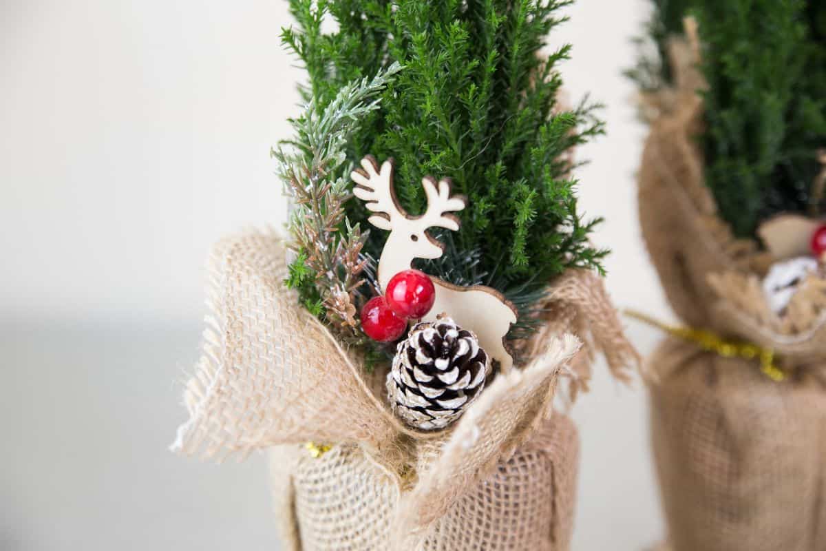 mini albero natale con renna bianca