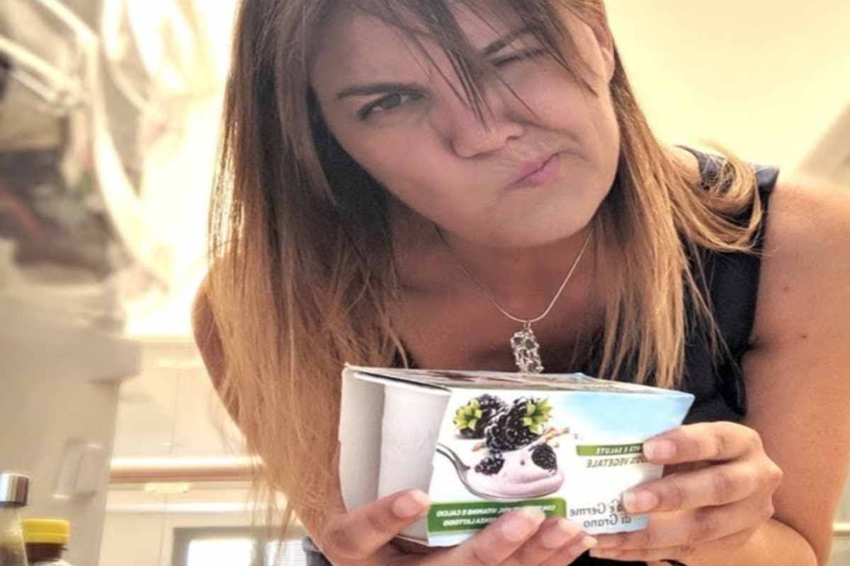 donna con yogurt tra le mani