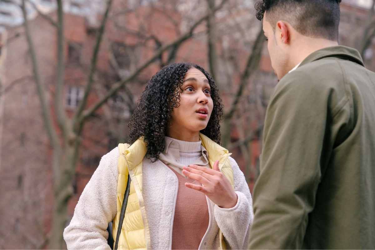 cosa significa interrompere gli altri quando parlano