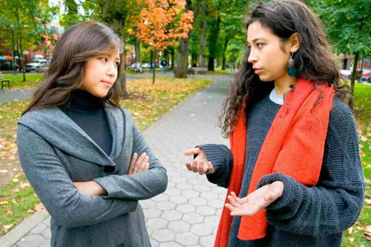 cosa significa interrompere gli altri quando parlano