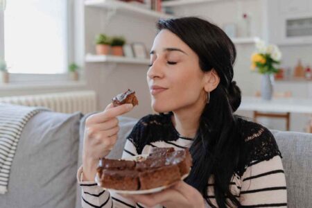 Dolci, il momento esatto della giornata in cui mangiarli senza ingrassare (lo dice la scienza) Dolci, il momento esatto della giornata in cui mangiarli senza ingrassare